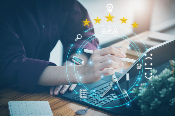 如何根據(jù)行業(yè)和市場狀況進(jìn)行薪酬調(diào)整？