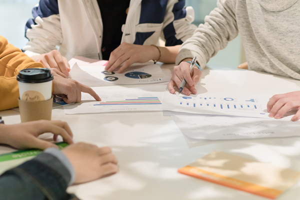 培養(yǎng)組織人才，提升員工素質(zhì)和技能，增強(qiáng)核心競(jìng)爭(zhēng)力